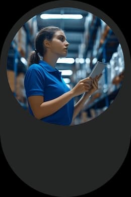 Funcionária realizando o controle de estoque