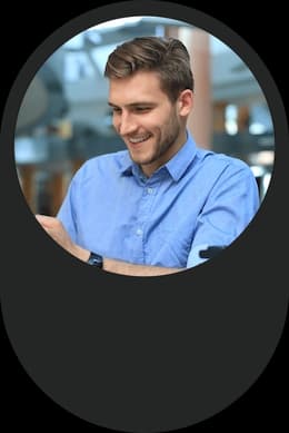 Funcionário realizando antecipação de recebíveis pelo celular
