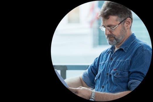 Funcionário analisando informações