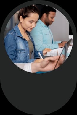 Profissionais de RH analisando horas trabalhadas e ajustes de ponto no sistema da EGS