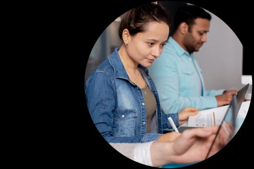 Profissionais de RH analisando horas trabalhadas e ajustes de ponto no sistema da EGS