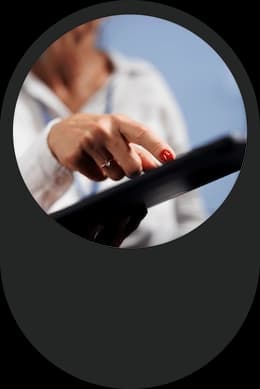 Profissionais de RH consultando registros de jornada no sistema de ponto eletrônico da EGS
