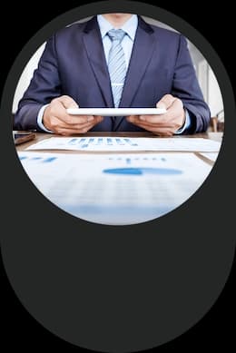 Profissional de RH usando o aplicativo de controle de ponto da EGS Sistemas