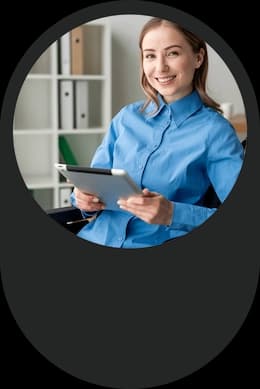 Profissional de RH gerando a folha de pagamento no ERP EGS, com cálculos automáticos e eSocial
