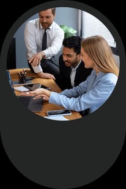 Colaboradores consultando informações de funcionários no ERP EGS