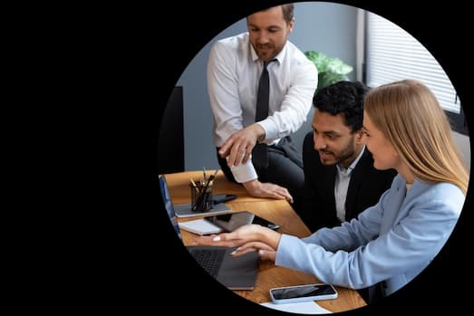 Colaboradores consultando informações de funcionários no ERP EGS