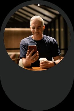 Empresário acessando seu cardápio pelo celular