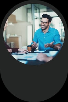 Funcionários gerenciando suas comunicações