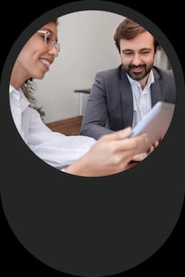 Funcionária gerenciando as finanças