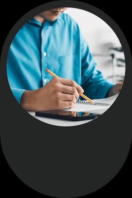 Funcionário analisando documento de recebiveís financeiros