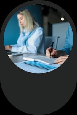 Funcionários realizando monitoramento dos resultados financeiros da empresa
