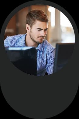 Funcionário monitorando o mapa de veículos