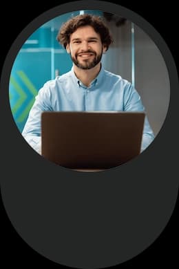 Funcionário registrando notas fiscais