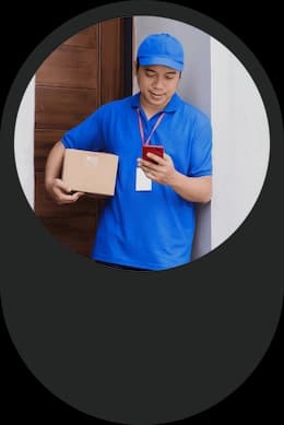Funcionário fazendo o acompanhamento da entrega