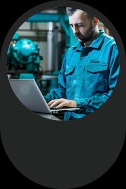 Funcionário realizando a gestão de produção