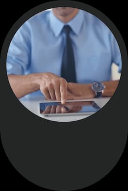 Profissional de RH usando o aplicativo de controle de ponto da EGS Sistemas