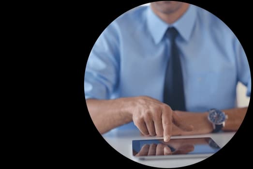 Profissional de RH usando o aplicativo de controle de ponto da EGS Sistemas