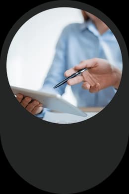 Funcionário registrando a jornada de trabalho no sistema de ponto eletrônico da EGS Sistemas