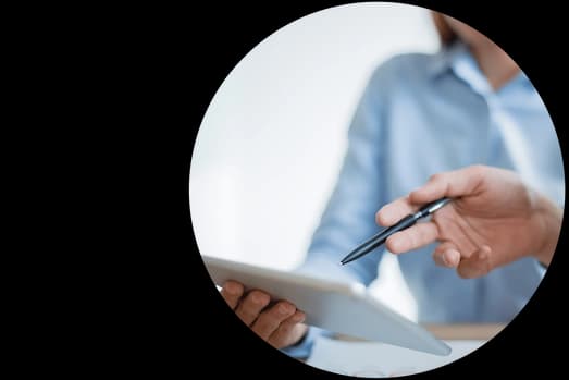 Funcionário registrando a jornada de trabalho no sistema de ponto eletrônico da EGS Sistemas