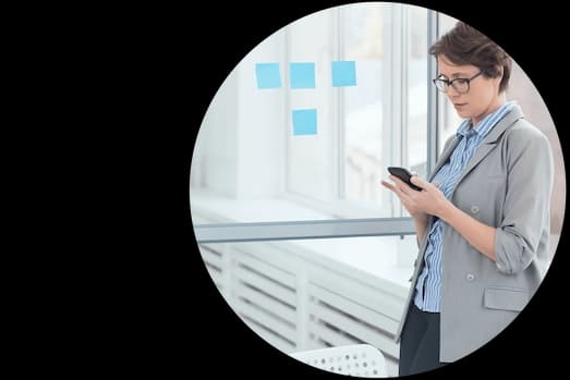 Funcionário gerenciando leads