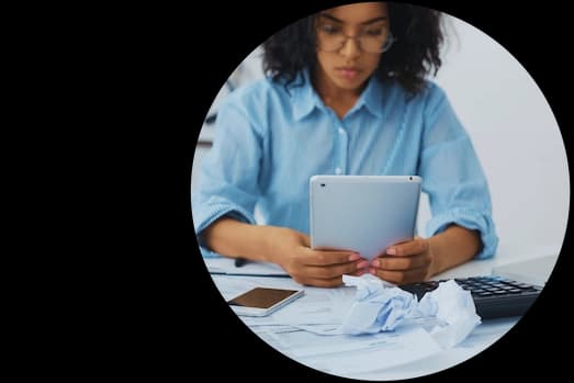 Funcionária trabalhando no processo de automação de cobrança pelo tablet