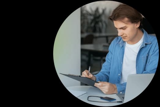 Funcionário realizando emissão de boletos