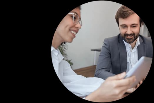 Funcionária gerenciando as finanças