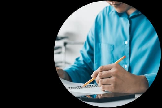 Funcionário analisando documento de recebiveís financeiros