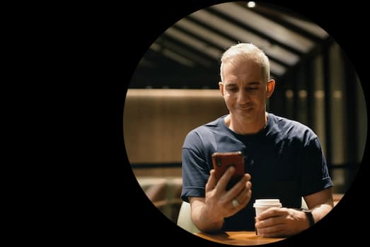 Empresário acessando seu cardápio pelo celular