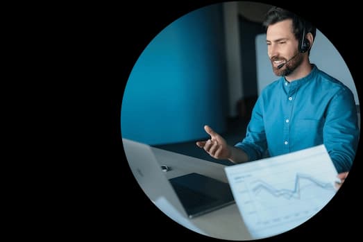 Funcionário gerenciando seus resultados financeiros