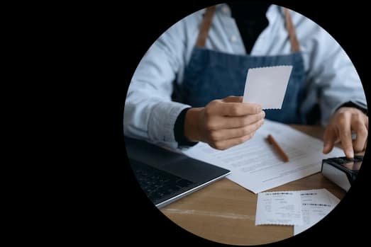 Funcionário realizando controle de cheques