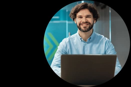 Funcionário registrando notas fiscais