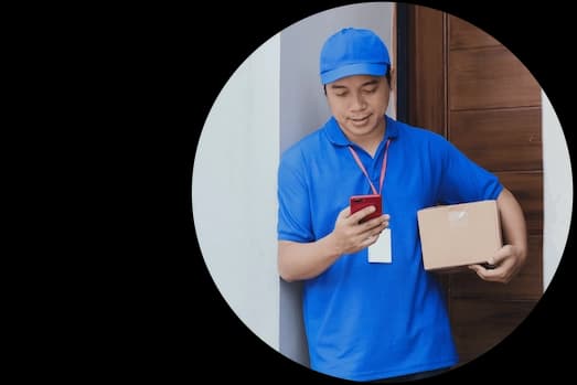Funcionário fazendo o acompanhamento da entrega