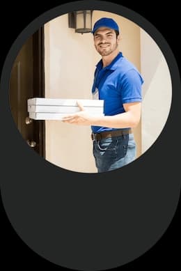 Entregador fazendo sua entrega pelo delivery