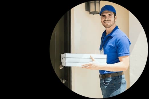 Entregador fazendo sua entrega pelo delivery