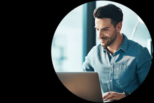 Empresário controlando suas aprovações de vendas