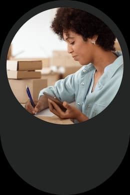 Funcionária verificando seus procedimentos