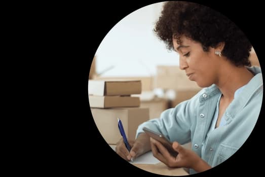 Funcionária verificando seus procedimentos