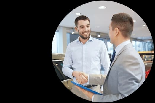 Cliente e funcionário se cumprimentando