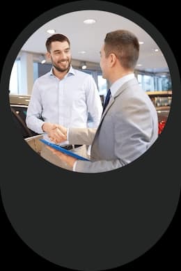 Cliente e funcionário se cumprimentando