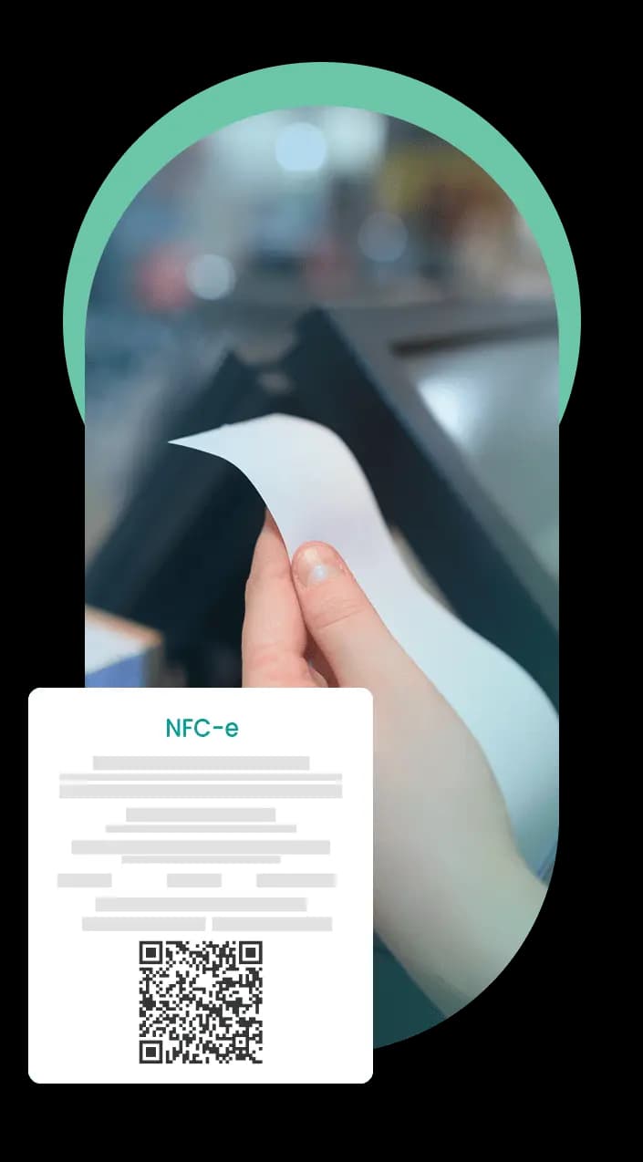 Pessoa segurando uma nota de emissão fiscal NFCe