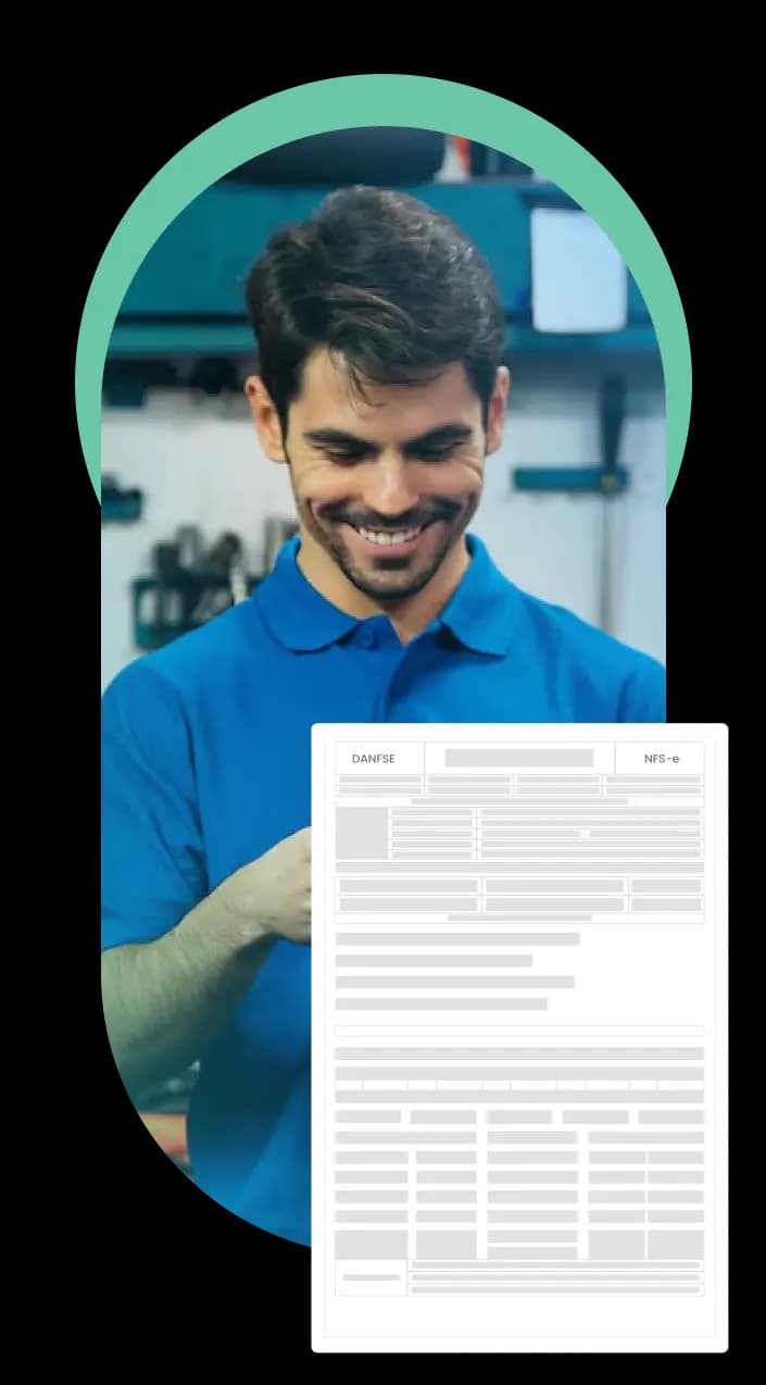 Homem segurando folhas de papel sorrindo