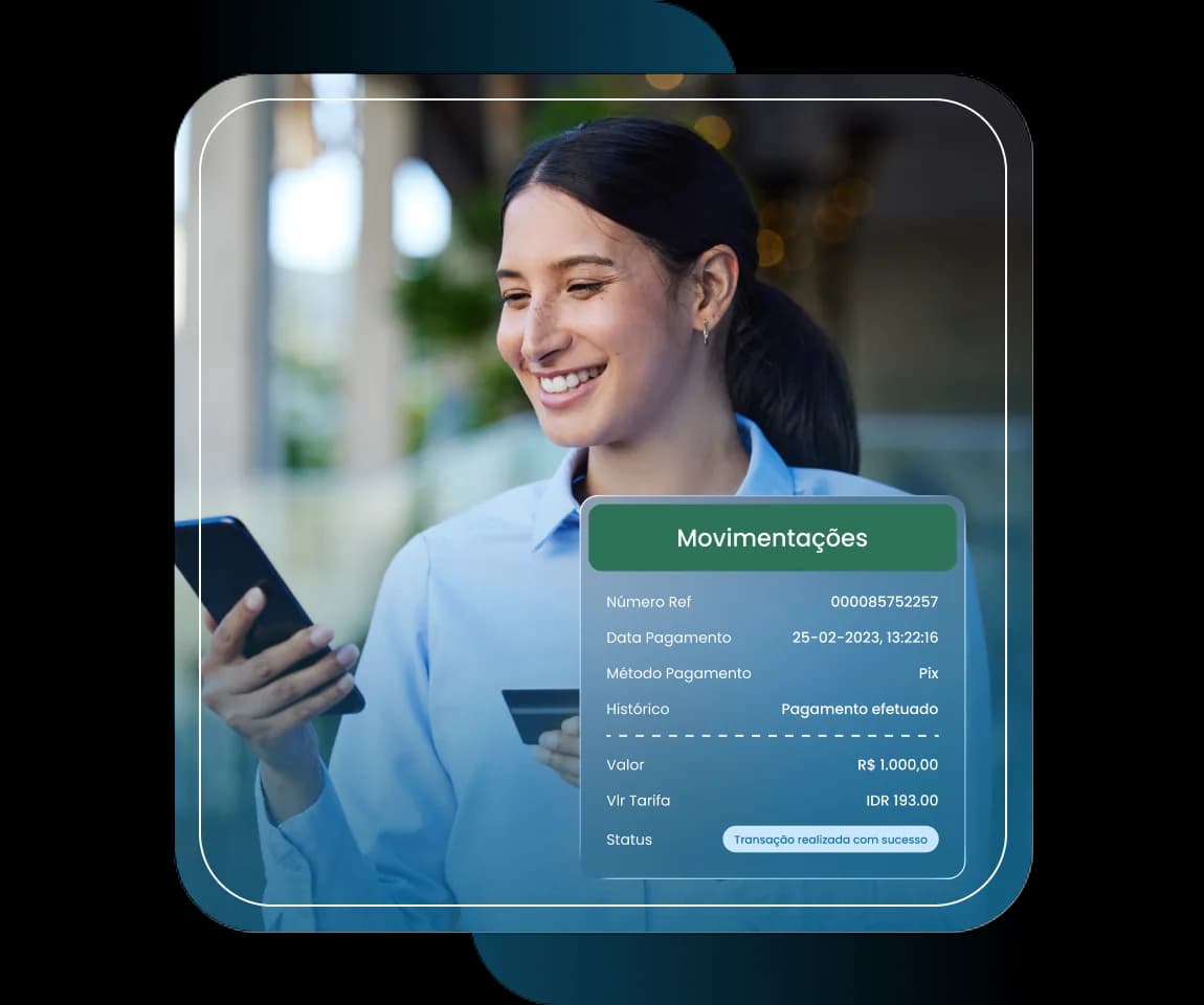 Mulher com celular na mão sorrindo, ao visualizar as movimentações em sua conta digital
