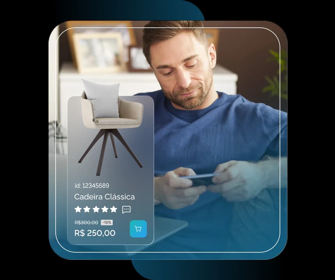 Homem sentado no sofá, utilizando o notebook e o celular para visualizar uma cadeira na loja virtual