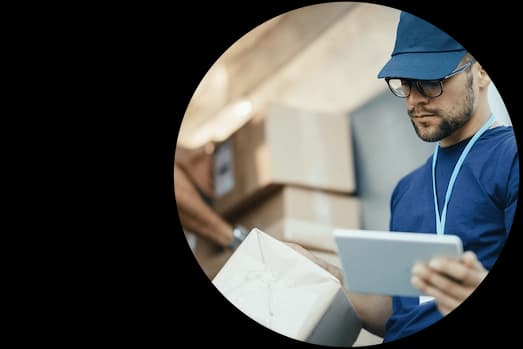 Funcionário realizando ajustes de estoque