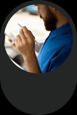 Motorista anotando informações