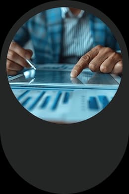 Funcionário fazendo análise de crédito pelo tablet