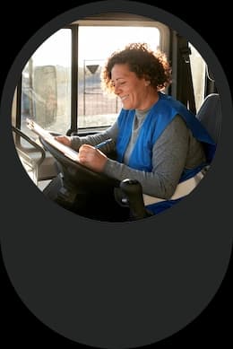 Motorista anotando informações