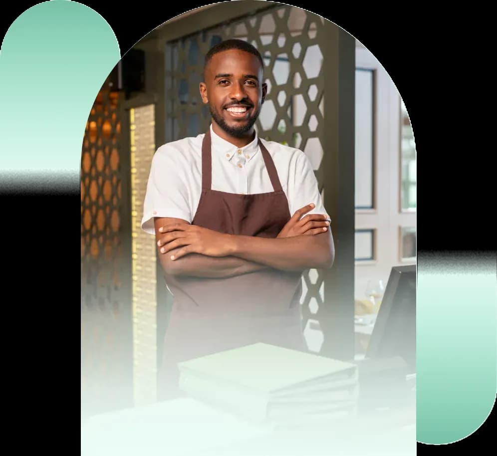 Funcionária fazendo atendimento de clientes no restaurante
