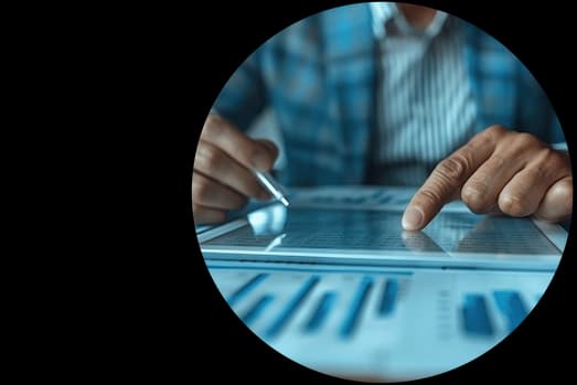 Funcionário fazendo análise de crédito pelo tablet
